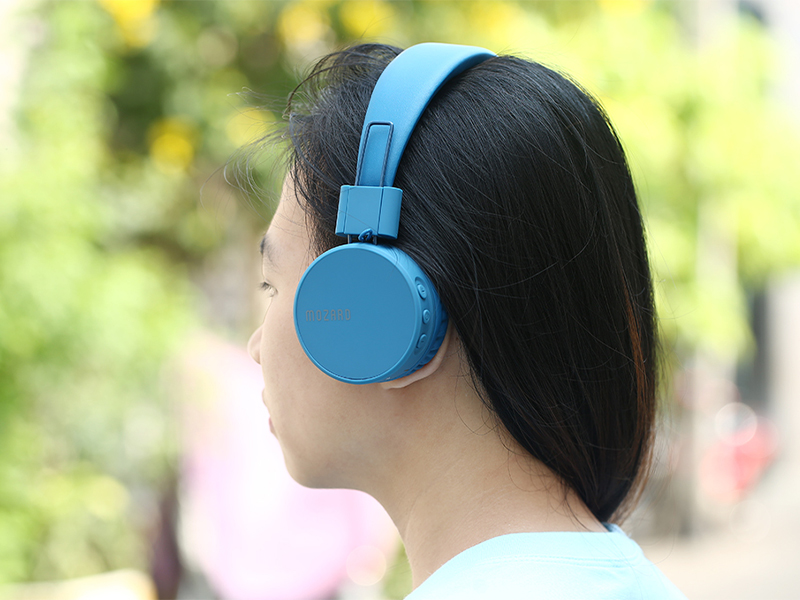 Người d&ugrave;ng sử dụng tai nghe chụp tai Mozard